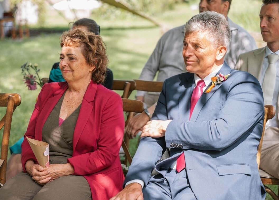 Ouders van de bruid over de trouwvriendin