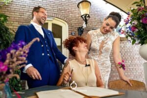 Persoonlijke ceremonie van de trouwvriendin